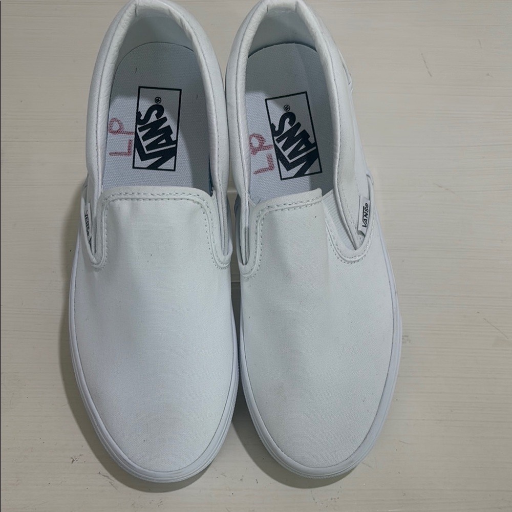 NWOT Vans White Classic Slip-On sneakers. Men's 6.5, Women's 8. Timeless style! - Picture 4 of 8